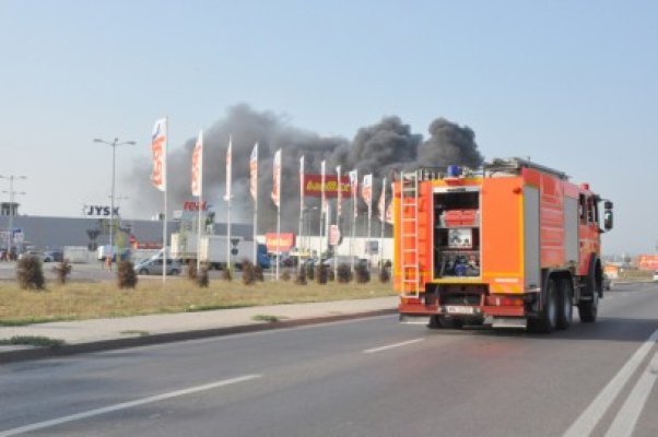Incendiu pe bulevardul Aurel Vlaicu: au ars mii de cauciucuri dintr-un depozit